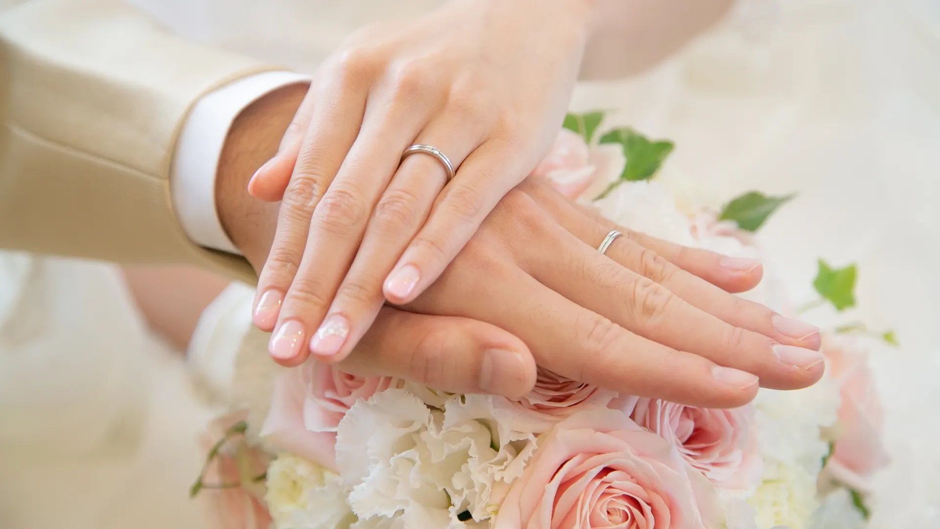 イメージ写真：結婚指輪をつけた二人の手